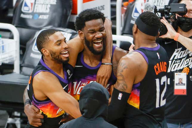 Image for article titled Phoenix Suns Bring the Heat, Dismantle Golden State Warriors to Extend Winning Streak to 17 Games