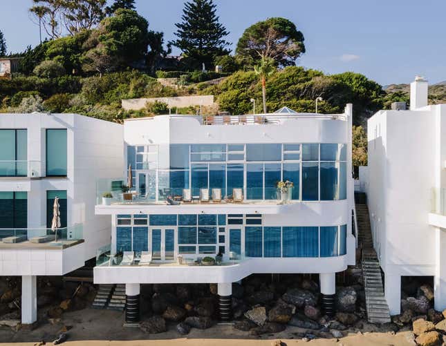 Image for article titled Take a Peek Inside Halle Berry&#39;s Malibu Mansion