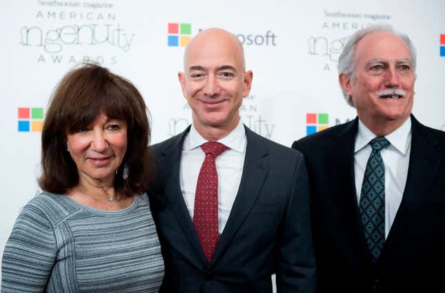 Jackie, Jeff y Mike Bezos.