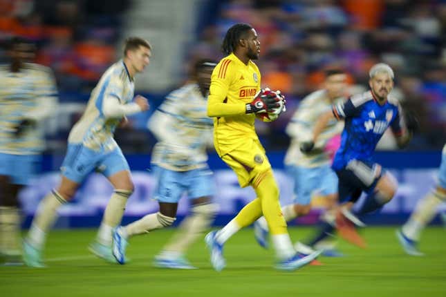 25. November 2023;  Cincinnati, Ohio, USA;  Philadelphia Union-Torwart Andre Blake (18) kontrolliert den Ball gegen den FC Cincinnati in der ersten Halbzeit eines MLS Cup Eastern Conference Halbfinalspiels im TQL Stadium.