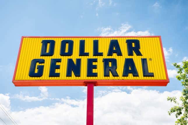 Image de l'article intitulé Dollar General demande à ses employés de coopérer avec la répression de l’immigration de Trump