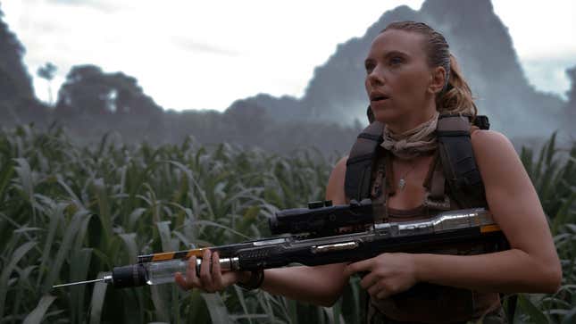 Z tient un pistolet qui tire une grosse aiguille.