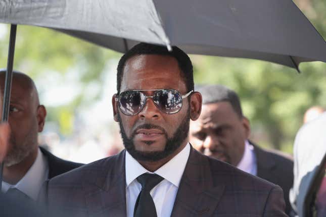 R&amp;B singer R. Kelly leaves the Leighton Criminal Courts Building following a hearing on June 26, 2019 in Chicago, Illinois.