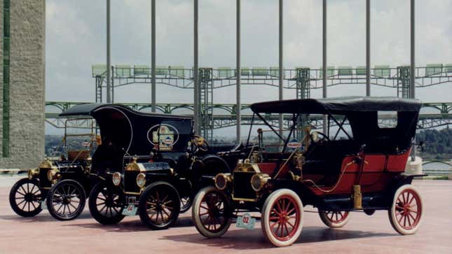 Une photo de trois voitures anciennes Ford Modèle T. 