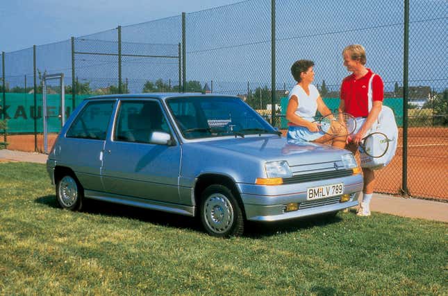 Front 3/4 view of a silver Renault 5 Supercinq with tennis players standing next to it