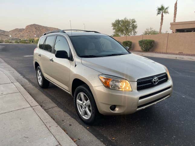 Image for article titled At $9,800, Would You ‘Pack ‘Em In’ In This Seven-Seater 2008 Toyota RAV4?