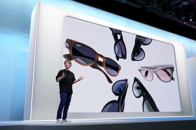 Mark Zuckerberg habla frente a una pantalla digital de las gafas inteligentes Ray Ban de Meta