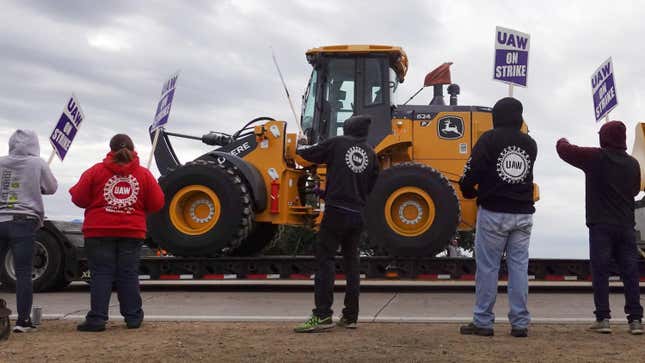 Image for article titled John Deere Put Temporary Workers On The Factory Floor. It&#39;s Going About As Well As You&#39;d Expect