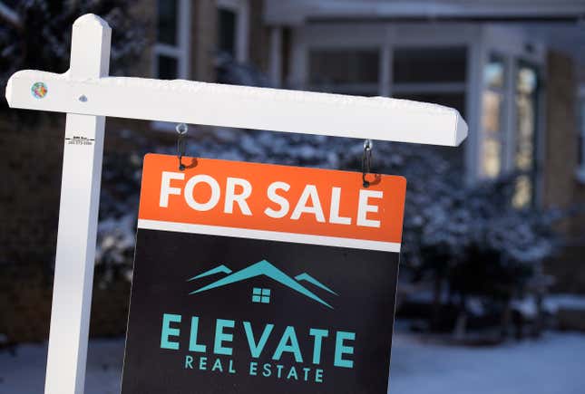 A for sale sign appears outside a condominium complex Monday, Jan. 15, 2024, in Denver. On Thursday, Freddie Mac reports on this week&#39;s average U.S. mortgage rates. (AP Photo/David Zalubowski)