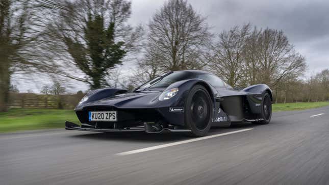 Ein Foto eines blauen Supersportwagens Aston Martin Valkyrie. 