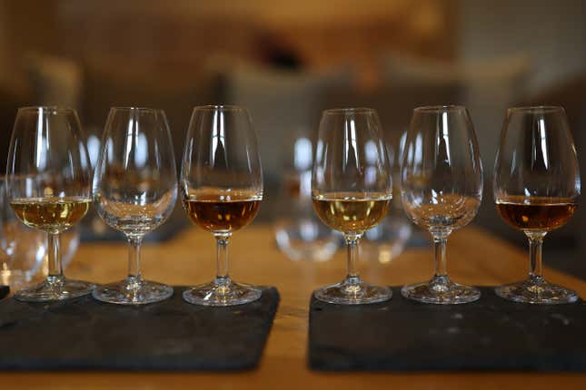 Se preparan tragos de whisky para su degustación en la destilería Glengoyne el 31 de enero de 2025 en Glasgow, Escocia.