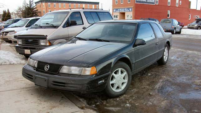 Ein geparkter schwarzer Mercury Cougar