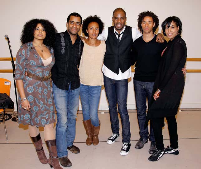 Die Besetzung des Broadway-Stücks „Passing Strange“: Rebecca Naomi Jones, Daniel Breaker, Eisa Davis, Coleman Domingo, Chad Goodridge und de’ Adrea Aziza posieren für ein Foto bei der Besetzungsprobe und dem Meet and Greet, das am 7. Januar 2007 in den New 42nd Street Studios in New York City stattfand. 