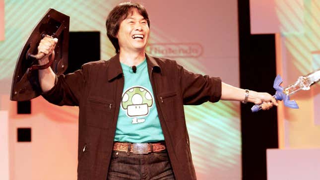 Miyamoto tient le Mastersword sur scène. 