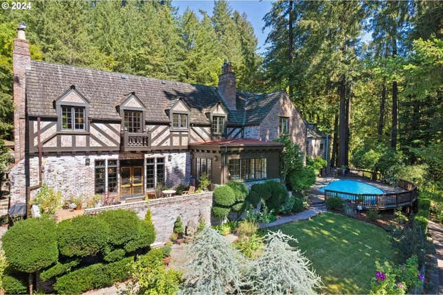 Bild für Artikel mit dem Titel Blick auf den Central Park, ein Big Sur-Kurzurlaub und ein zeitloses Tudor-Haus in Oregon: Die fantastischsten Immobilienangebote dieser Woche