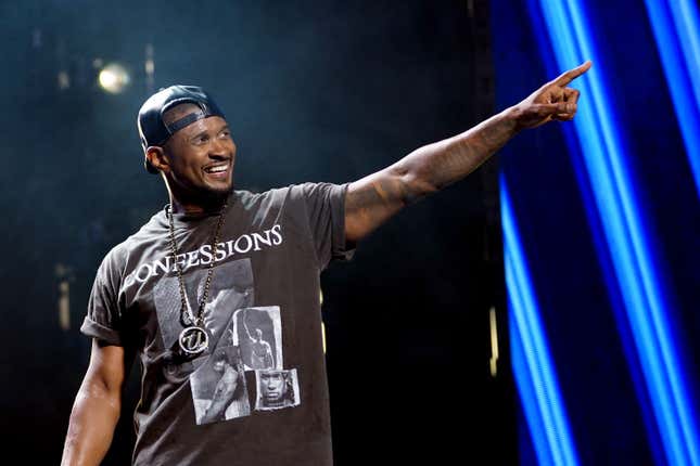 NEW ORLEANS, LOUISIANA – 6. JULI: Usher tritt am 6. Juli 2024 am zweiten Tag des ESSENCE Festival of Culture 2024, präsentiert von Coca-Cola, im Caesars Superdome in New Orleans, Louisiana, auf.