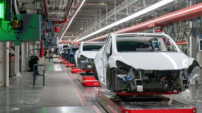 Des voitures sont vues sur la chaîne de montage lors d’une visite de l’usine de fabrication Tesla Giga Texas avant la grande fête d’ouverture du « Cyber   Rodeo » le 7 avril 2022 à Austin, Texas.