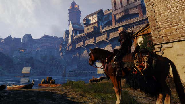 Geralt blickt auf Novigrad, während er auf Roach sitzt.