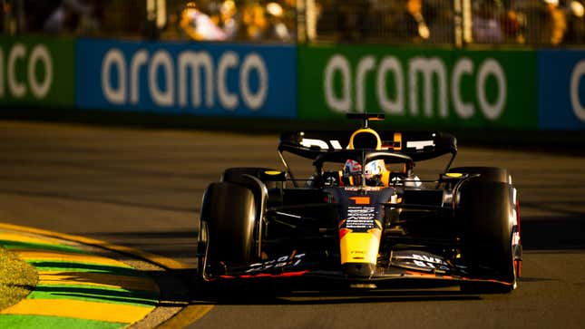 Una foto de Max Verstappen corriendo en Australia. 