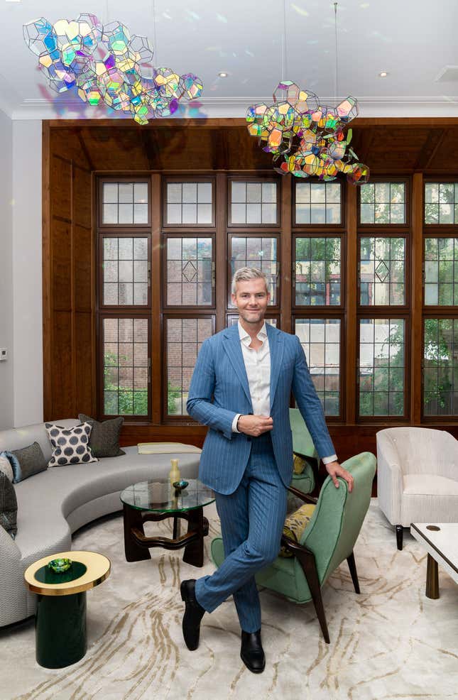 Image de l'article intitulé Ryan Serhant de « Owning Manhattan » parle d’IA, d’immobilier de luxe et de l’importance des poignées de porte