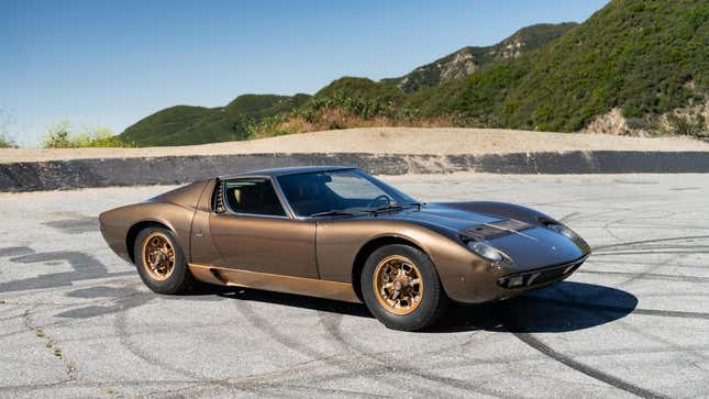 Vue 3/4 avant d’une Lamborghini Miura P400 S marron