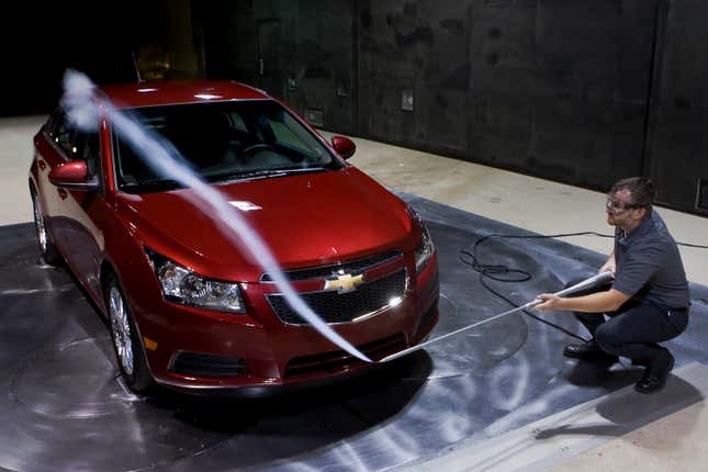 Jason Guenzel, Aerodynamik-Leistungsingenieur bei General Motors Co. (GM), demonstriert am Mittwoch, 4. August 2010, einen Windkanal-Rauchtest an einer Chevrolet Cruze Eco-Limousine (Baujahr 2011) im General Motors Aerodynamics Laboratory in Warren, Michigan, USA.