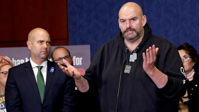 Le sénateur John Fetterman (démocrate-PA) s’exprime lors d’une conférence de presse au Capitole des États-Unis le 7 février 2024 à Washington, DC.