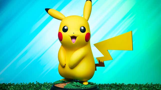 Una figura de Pikachu sobre un fondo azul.