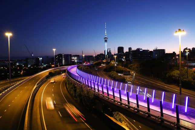 Die Sonne geht am 13. August 2020 über einer Autobahn in Auckland, Neuseeland auf.