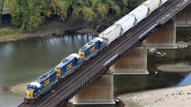 Ein Zug über einem Fluss in West Virginia