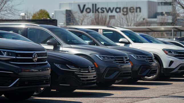 Ein Foto von VW-Autos vor einer Fabrik. 