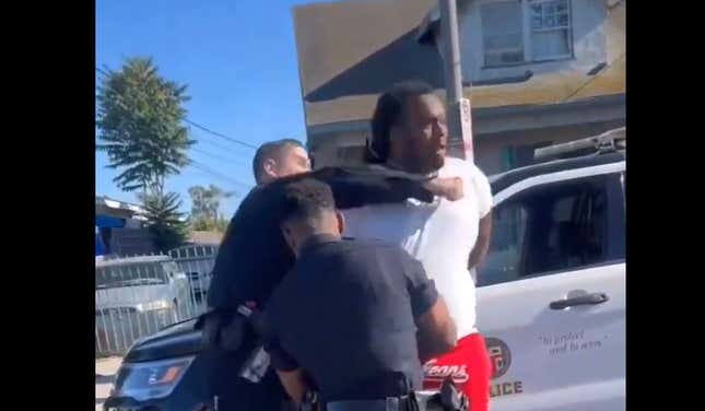 Image de l'article intitulé Une vidéo montrant un homme menotté frappé par un policier de Los Angeles déclenche une enquête