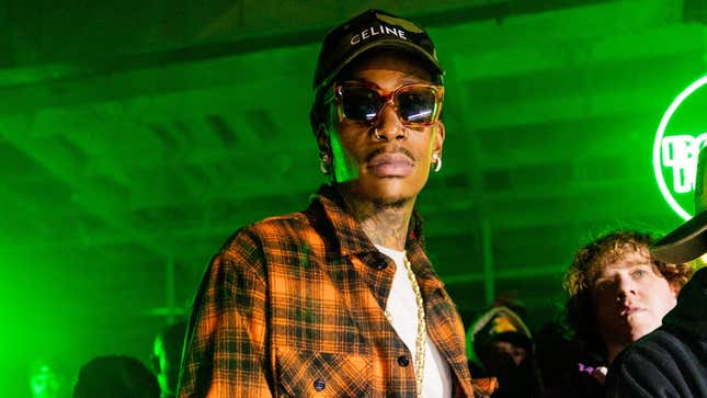 Image de l'article intitulé L’habitude de fumer de la marijuana de Wiz Khalifa conduit à une inculpation par les autorités roumaines