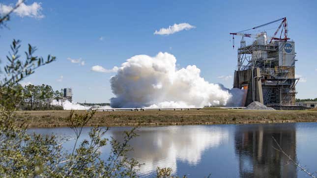 Image de l'article intitulé SpaceX a photobombé la Lune. Découvrez les meilleures images spatiales de la semaine