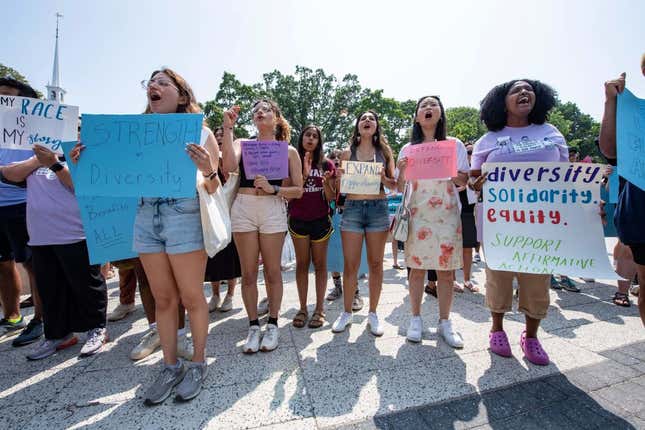 Les partisans de l’action positive tiennent des pancartes lors d’une manifestation à l’Université Harvard de Cambridge, Massachusetts, le 1er juillet 2023.