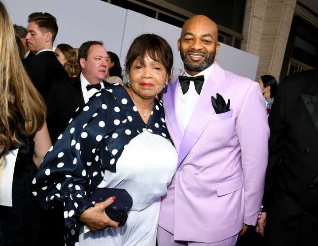 Brandon Victor Dixon (rechts) und Gast bei den 77. jährlichen Tony Awards, die am 16. Juni 2024 im David H. Koch Theater im Lincoln Center in New York City stattfinden.