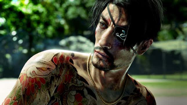 Goro Majima mira a alguien fuera de cámara.