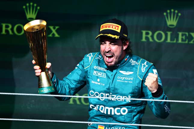 Fernando Alonso, tercer clasificado, de España, y Aston Martin F1 Team, celebran en el podio durante el Gran Premio de F1 de Brasil en el Autódromo José Carlos Pace el 05 de noviembre, 2023 en Sao Paulo, Brasil