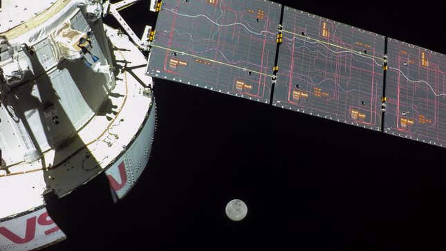 التقطت كاميرا مثبتة على إحدى المصفوفات الشمسية الأربعة لأوريون هذه الصورة للقمر في يوم الرحلة 17 من مهمة Artemis I التي تستغرق 25.5 يومًا.