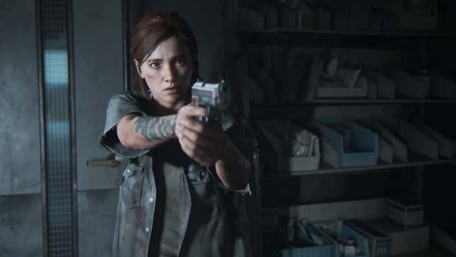Ellie richtet eine Waffe auf jemanden außerhalb der Kamera.