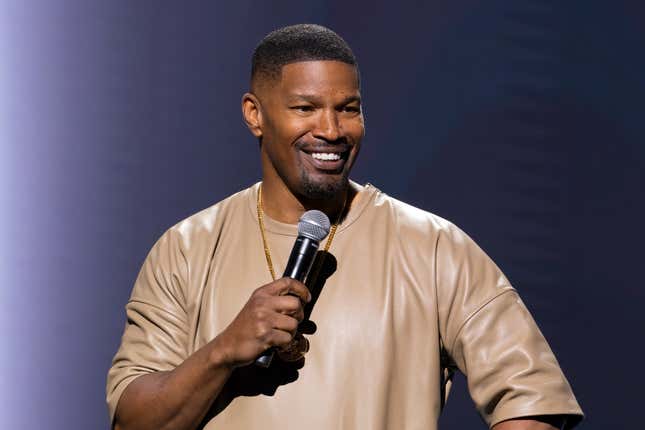 Bild für Artikel mit dem Titel Jamie Foxx erhebt Anklage. Wie wurde Jamie Foxx‘ Geburtstag ruiniert? In den sozialen Medien wird Jamie Foxx als verflucht angesehen. Jamie Foxx spricht über Diddy-Verschwörungen und mehr. Neuigkeiten zu Jamie Foxx