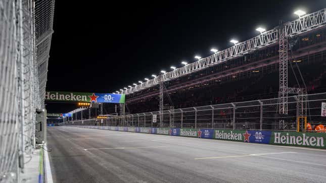 Una parrilla vacía en la preparación del segundo entrenamiento libre previo al Gran Premio de Fórmula 1 de Las Vegas en Las Vegas Circuito de tira en Nevada.