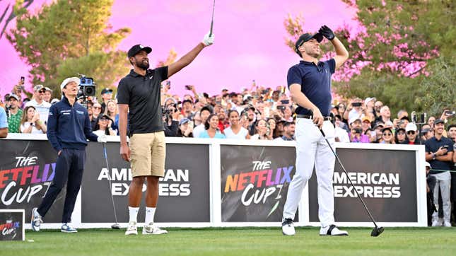 Alexander Albon, Tony Finau und Pierre Gasly spielen am 14. November 2023 beim Netflix Cup, einer Live-Sportveranstaltung von Netflix, im Wynn Las Vegas Golf in Las Vegas, Nevada.
