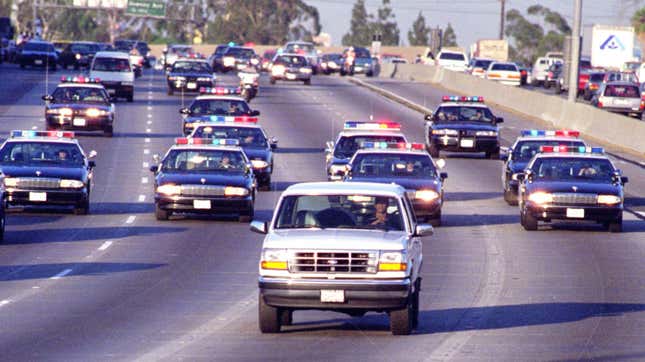 Die California Highway Patrol verfolgt den fahrenden Al Cowlings und O.J. Simpson, die sich auf dem Heck eines weißen Bronco auf dem Freeway 91, gleich westlich des Freeway I5, versteckten. Die Verfolgung endete mit Simpsons Festnahme in seinem Haus in Brentwood.