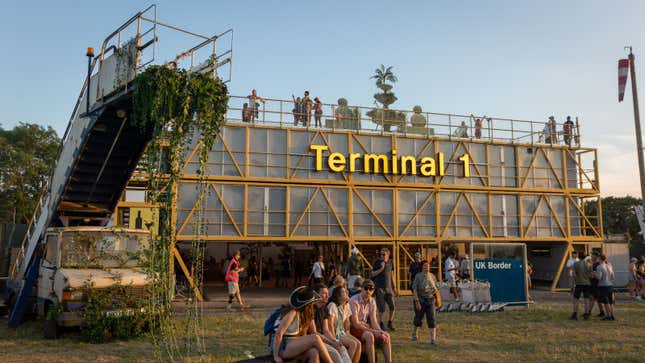 Une photo de l’installation du Terminal 1 au Glastonbury Festival. 