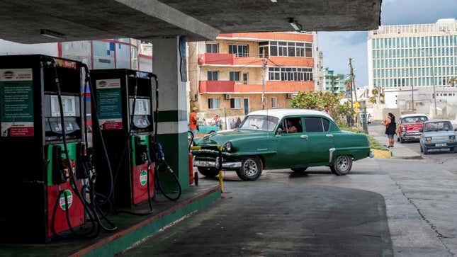 Autofahrer stehen am 9. Januar 2024 an einer Tankstelle in Havanna Schlange, um ihre Tanks zu füllen, einen Tag nachdem die kubanische Regierung eine 500-prozentige Erhöhung der Kraftstoffpreise ab Februar angekündigt hatte.