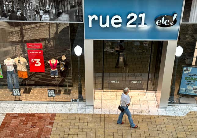 Ein Käufer geht am 3. Mai 2024 in Fairfield, Kalifornien, an einem Rue21-Geschäft im Solano Town Center vorbei.