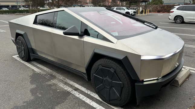 Ein Tesla-Cybertruck steht auf dem Parkplatz eines Baumarkts in Ripon, Kalifornien.