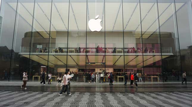 Foto de archivo de personas pasando por una tienda insignia de Apple en Hangzhou, provincia de Zhejiang, China, el 20 de febrero de 2024.