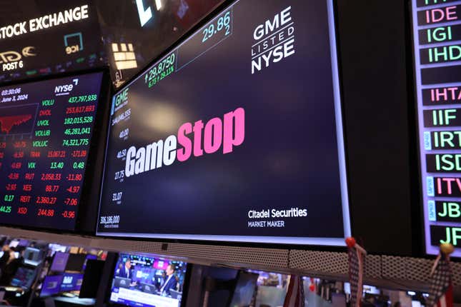 Le logo de la société Gamestop est visible à la Bourse de New York.